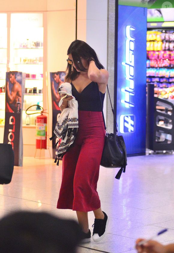 Bruna Marquezine gosta de usar tênis, como esse modelo clássico da Adidas na tonalidade em preto e branco. O calçado pode funcionar em diversas propostas de look no Outono.