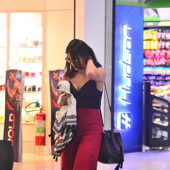Bruna Marquezine gosta de usar tênis, como esse modelo clássico da Adidas na tonalidade em preto e branco. O calçado pode funcionar em diversas propostas de look no Outono.