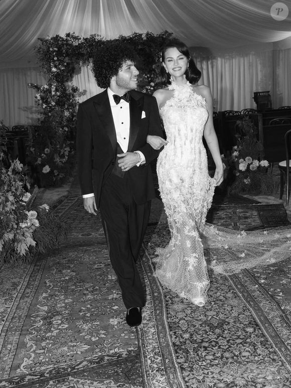 Benny Blanco apostou em acessórios de impacto, incluindo relógio cravejado de diamantes