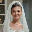 Vestido de noiva delicado, véu com laço e pérolas em 'Garota do Momento'! Grávida, Celeste usa look romântico no casamento com Edu; veja fotos