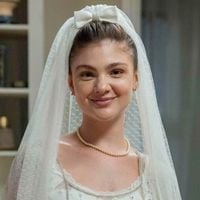 Vestido de noiva delicado, véu com laço e pérolas em 'Garota do Momento'! Grávida, Celeste usa look romântico no casamento com Edu; veja fotos