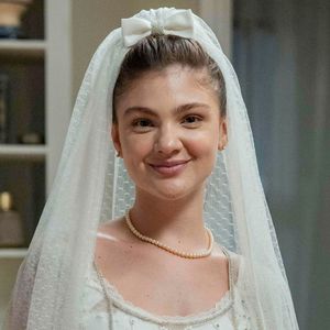 Vestido de noiva delicado, véu com laço e pérolas em 'Garota do Momento'! Grávida, Celeste usa look romântico no casamento com Edu; veja fotos