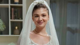Vestido de noiva delicado, véu com laço e pérolas em 'Garota do Momento'! Grávida, Celeste usa look romântico no casamento com Edu; veja fotos