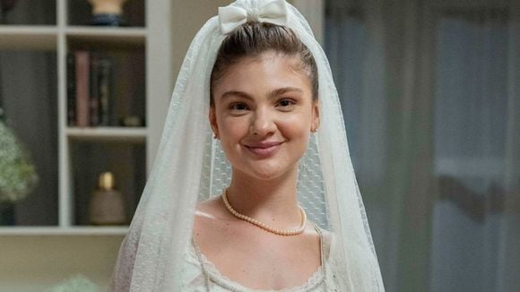 Vestido de noiva delicado, véu com laço e pérolas em 'Garota do Momento'! Grávida, Celeste usa look romântico no casamento com Edu; veja fotos