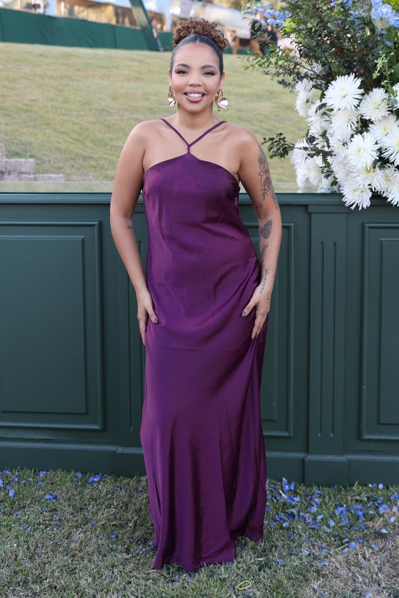 Casamento de Giovanna Lancellotti e Gabriel David: ex-BBB Giovanna Pitel esbanjou elegância com um look roxo