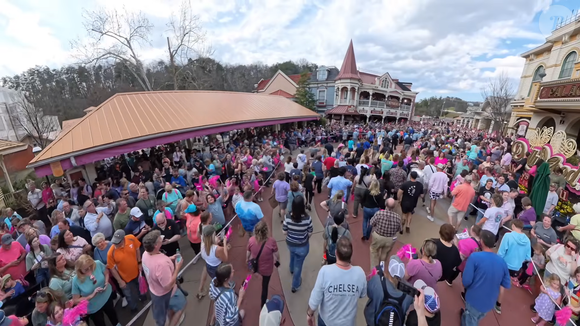 A novidade mais cara da história do Dollywood chegou em 2026: a NightFlight Expedition recebeu investimento de US$ 50 milhões, cerca de R$ 257 milhões, e combina diferentes experiências em um percurso indoor de aproximadamente cinco minutos e meio