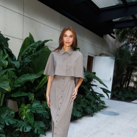 Saia alongada com fechamento por botões traz toque utilitário à alfaiataria contemporânea