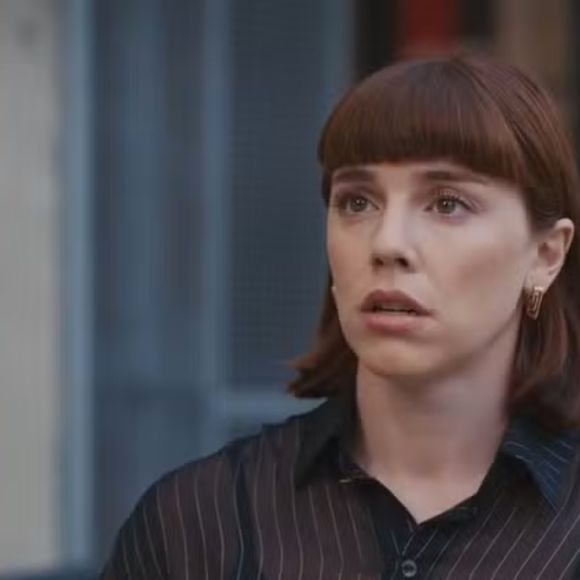 Solange tenta entregar colar a Afonso, mas é rejeitada na TCA e desabafa com Sardinha