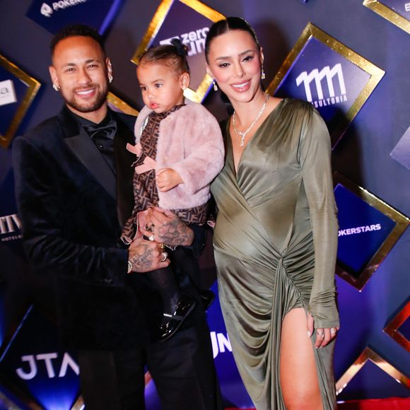 Neymar e Bruna Biancardi, grávida da segunda filha, posaram com Mavie ao chegarem ao leilão do Instituto Neymar