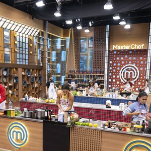 O 9º episódio do MasterChef Brasil 2026 contou com um jantar inspirado em festas brasileiras antigas, convidados especiais e uma prova de eliminação com aproveitamento integral dos alimentos