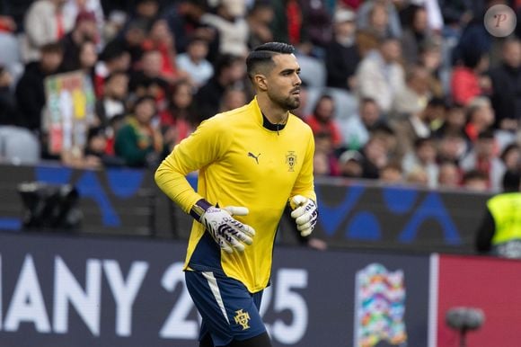 Diogo Costa é um goleiro de 26 anos, considerado um dos melhores do mundo em sua posição. Na Copa do Mundo de 2026, ele é o goleiro titular e um dos principais destaques da Seleção Portuguesa, sendo atleta do FC Porto no futebol de clubes