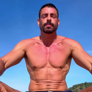 Cauã Reymond apareceu se dedicando a um vacuum abdominal, exercício queridinho de famosas como Gracyanne Barbosa