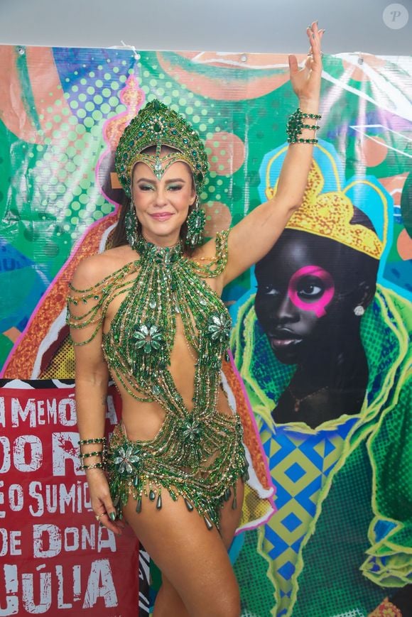 "Posso falar, eu tive a oportunidade de estar em uma outra comunidade recebida com tanto carinho, então assim, aqui hoje é mais uma prova do porquê eu voltei para o carnaval. Porque é bom, eu gosto, porque essa recepção não tem como explicar, sabe?", disse Paolla Oliveira à Quem