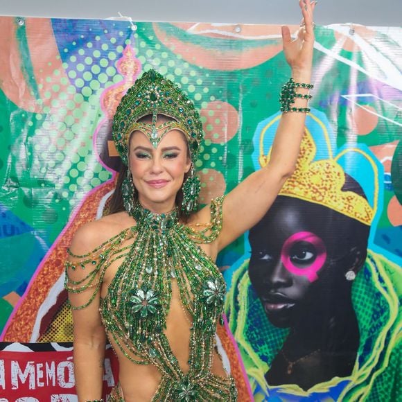"Posso falar, eu tive a oportunidade de estar em uma outra comunidade recebida com tanto carinho, então assim, aqui hoje é mais uma prova do porquê eu voltei para o carnaval. Porque é bom, eu gosto, porque essa recepção não tem como explicar, sabe?", disse Paolla Oliveira à Quem