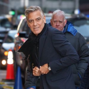 George Clooney está en NY, onde estrelará a peça 'Boa Noite e Boa Sorte' na Broadway até junho de 2026