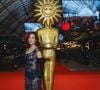 Fernanda Marques apostou na transparência para cruzar o tapete vermelho do Festival de Gramado. O vestido de Glória Coelho deixa a lingerie escura à mostra e ganha aplicações de flores em tom sobre tom