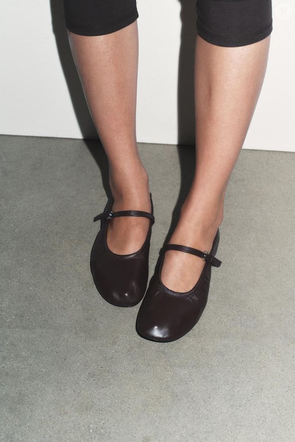 Para quem gosta de ousar - ou ainda torce o nariz para os modelos mais tradicionais - as versões de bailarina bem molinhas, em tom marrom chocolate, surgem como um diferencial fashion