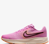 O novo Nike Run Defy na cor 'pena de flamingo' virou paixão entre mulheres que buscam conforto sem abrir mão do estilo. Com visual delicado, detalhes em marrom e proposta esportiva, o modelo já aparece como um dos queridinhos da temporada