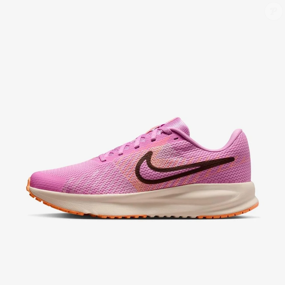 O novo Nike Run Defy na cor 'pena de flamingo' virou paixão entre mulheres que buscam conforto sem abrir mão do estilo. Com visual delicado, detalhes em marrom e proposta esportiva, o modelo já aparece como um dos queridinhos da temporada