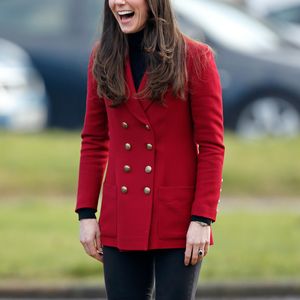 Versátil e atemporal, o jeans cigarette acompanha Kate até nas aparições em eventos públicos: destaque para o trench coat, que equilibra o look com classe.