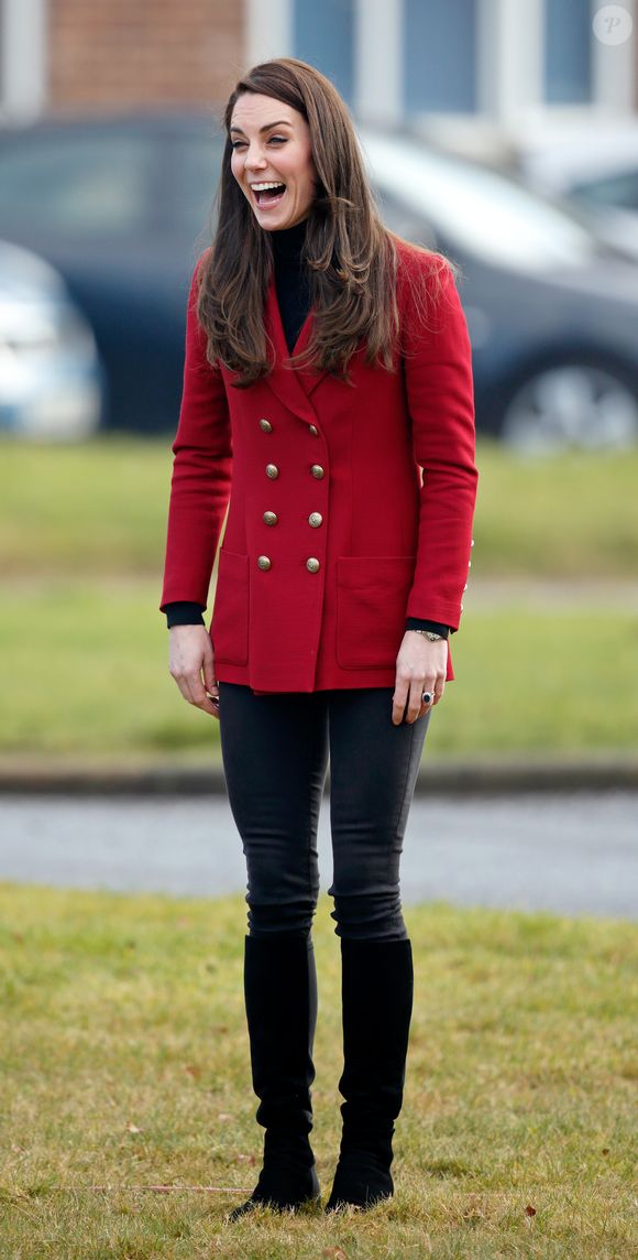 Versátil e atemporal, o jeans cigarette acompanha Kate até nas aparições em eventos públicos: destaque para o trench coat, que equilibra o look com classe.