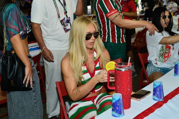 Virgínia se refrescou com um ventilador na apuração do Carnaval 2026 do RJ. Fotos!