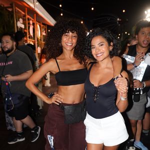 Show da Lady Gaga no Rio: Bella Campos e Taís Araújo apareceram coladinhas para o show - muito diferente de suas personagens de 'Vale Tudo'