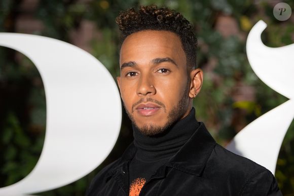 Apesar de algumas luzes, Lewis Hamilton começou a mostrar seus belíssimos cachos