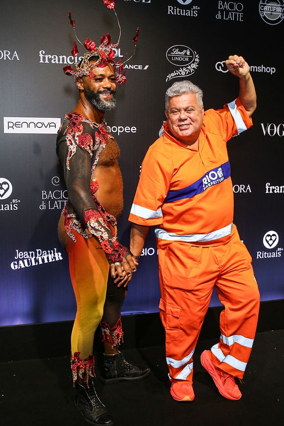 Baile da Vogue 2026: Milton Cunha, vestido de gari do Rio de Janeiro, curtiu o evento ao lado do namorado, que colocou o corpão para jogo