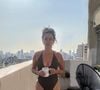 Claudia Ohana costuma publicar vária fotos de biquíni e maiô nas redes sociais