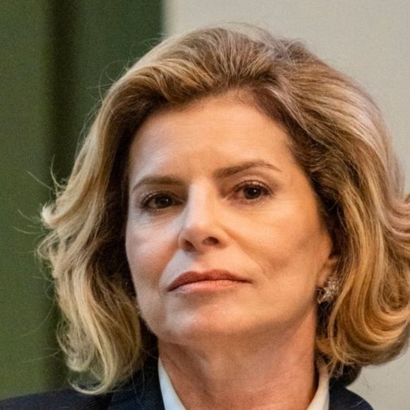 Em 'Vale Tudo', Odete Roitman (Debora Bloch) vai armar uma proposta de trabalho fora do país, para que Solange (Alice Wegmann) fique longe de Afonso (Humberto Carrão).