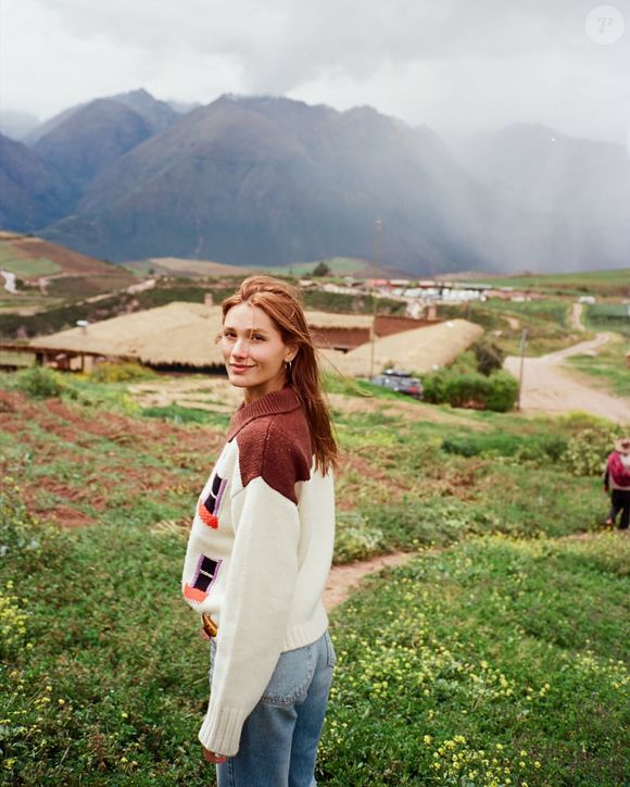 Seu estilo é marcado por peças atemporais, cortes precisos e uma paleta de cores neutras