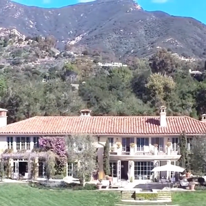 A propriedade de Adam Levine tem quase 14 mil m² de terreno e reúne três edifícios, incluindo uma casa principal e duas residências para hóspedes
