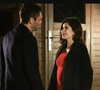 Hakan se ajoelha, tira uma caixinha com um anel de brilhante e finalmente faz o pedido de casamento que Ayça esperou durante tanto tempo.