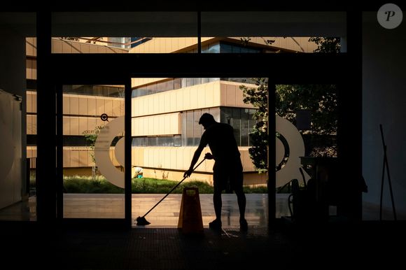 O truque é muito simples: tudo o que você precisa é de um balde limpo, água fervente e uma pastilha para lava-louças (sim, daquelas usadas em máquinas de lavar louça). Primeiro, separe o esfregão do cabo e coloque-o no balde.
