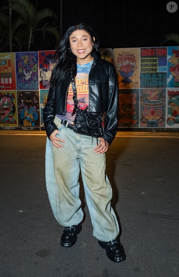 Lollapalooza Brasil 2025: Blogueirinha elegeu uma jaqueta de couro com uma calça 'suja'