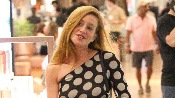 Marina Ruy Barbosa, de vestido fendado e sem maquiagem, exibe beleza natural no shopping e é flagrada em momento inusitado. Fotos!