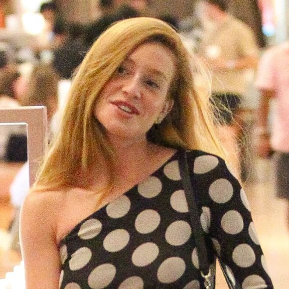 Marina Ruy Barbosa, de vestido fendado e sem maquiagem, exibe beleza natural em flagra no shopping
