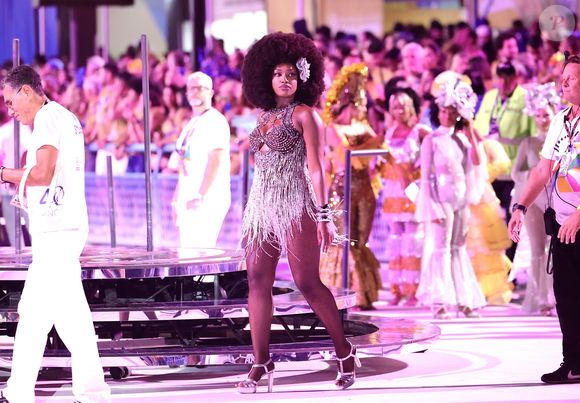 Desfile das Campeãs 2025: com look brilhante, IZA roubou a cena na Sapucaí por seu cabelo homenageando Elba Soares