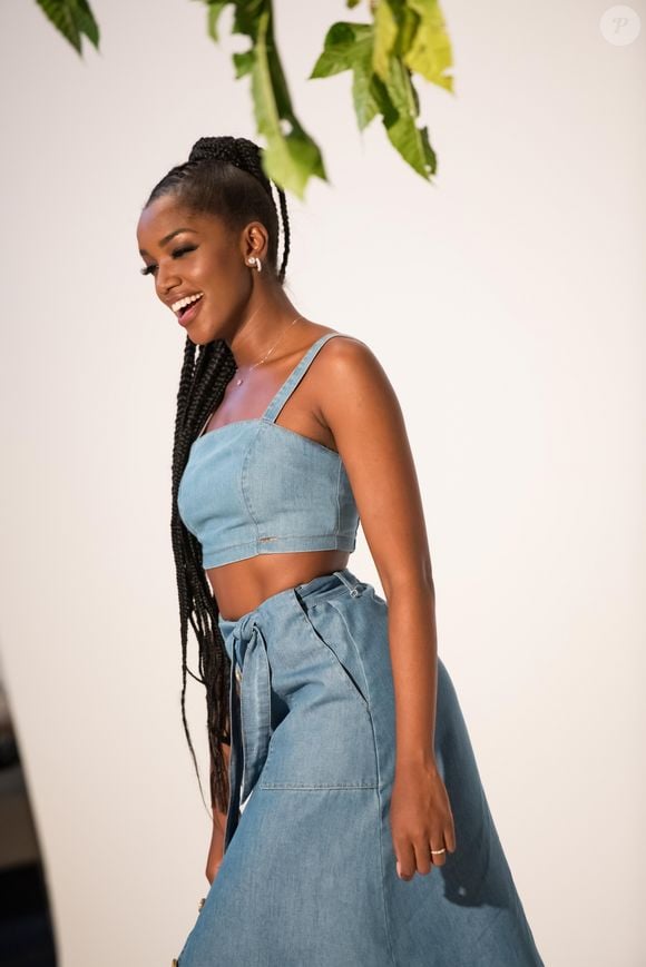 Conjuntinho jeans: saia e top cropped em denim apareceram na coleção de Alto Verão da Hering com a cantora Iza