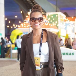 Alfaiataria desconstruída: Jeniffer Nascimento aposta em tons terrosos para o Rio2C