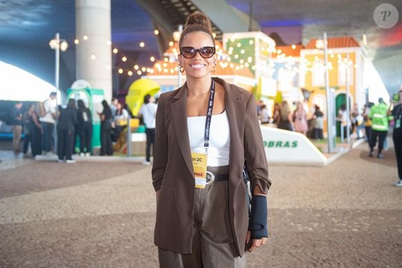 Alfaiataria desconstruída: Jeniffer Nascimento aposta em tons terrosos para o Rio2C