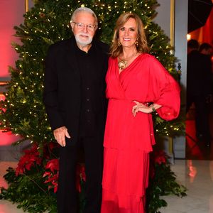 Helô Pinheiro elegeu vestido comfortável e charmoso para festa de Natal