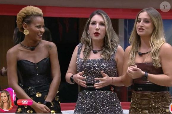 Campeã do BBB 23, Amanda usou vestido midi prata na final