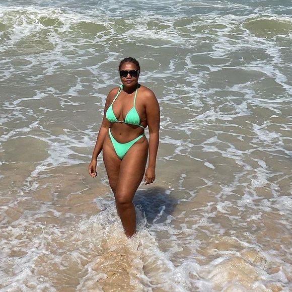 Corpo real: usando um biquíni verde, Gaby Amarantos já rebateu algumas críticas ao posar usando o traje.