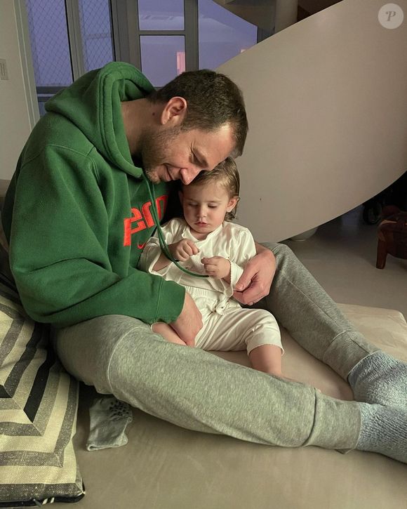 Pai da pequena Lua, diagnosticada com câncer ocular raro, Leifert divide emoção com fãs em nova fase