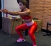 Mulher de Diego Ribas, Bruna Leticia não dispensou o exercício muito temido por várias pessoas, o agachamento, que também pode ajudar na prevenção da osteoartrite do joelho