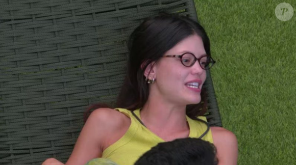 No 'BBB 25', os óculos de Vitória Strada tem chamado atenção do público.