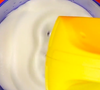 Para deixar o bolo de maracujá fofinho e delicioso, bata claras em neve em uma tigela à parte