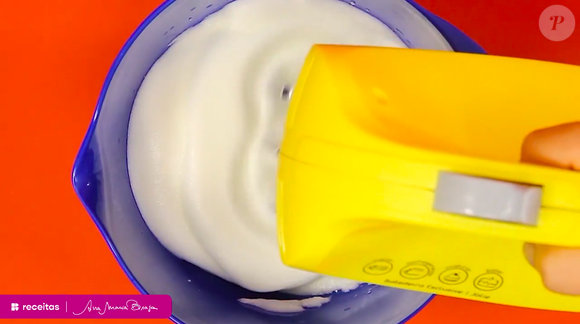 Para deixar o bolo de maracujá fofinho e delicioso, bata claras em neve em uma tigela à parte